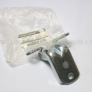 824204P00A Bản lề cửa dưới  Nissan Navara D23T NP300