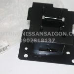 F22115R7MH Xương bắt đèn pha trái bằng sắt NISSAN KICKS P15T